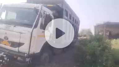 सुनेल: कुंडला प्रताप में डंपर फंसने से बायपास मार्ग हुआ क्षतिग्रस्त, ग्रामीणों में बढ़ा रोष