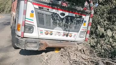 नमहोल: नमहोल के पास नाली में घुसा मल्टीएक्सल ट्रक, हुआ नुकसान