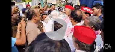 वाराणसी में सपा सांसद को पुलिस ने रस्सी लगाकर किया गिरफ्तार, पूर्व मंत्री समेत 4 अन्य भी हुए गिरफ्तार