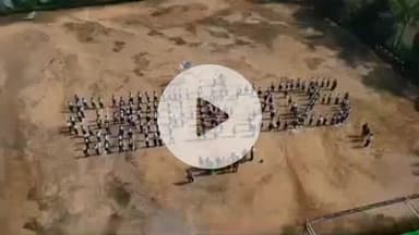 झांसी: ग्राम डेली स्थित स्कूल में यातायात माह के दौरान बच्चों का अनूठा प्रदर्शन, ड्रोन से आकृति बनाकर दिया गया संदेश