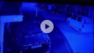 मुज़फ्फरनगर: अधिवक्ताओं ने फोन पर टहल रहे पड़ोसी को जमकर पीटा, पुलिस ने दो अधिवक्ता भाइयों पर किया मुकदमा, वीडियो हुआ वायरल