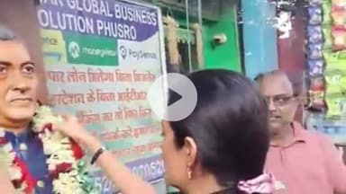 बेरमो: अभिनेत्री पूजा शर्मा ने फुसरो बाजार में पिता कामेश्वर शर्मा की प्रतिमा पर श्रद्धांजलि अर्पित की