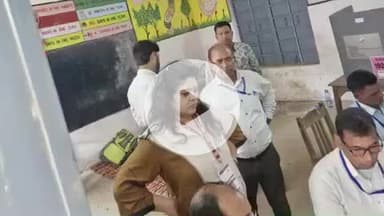 कोईलवर: सामान्य प्रेक्षक श्रीमती प्रेरणा शर्मा (IAS) ने कोईलवर प्रखंड के मतदान केंद्रों का किया निरीक्षण