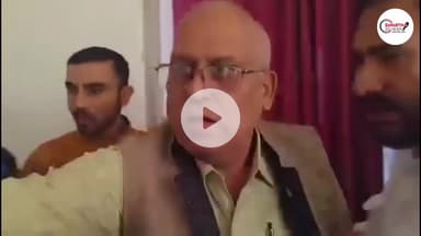 उत्तराखंड में प्रारंभिक शिक्षा निदेशक अजय कुमार नौडियाल ने एक प्रेस कॉन्फ्रेंस के दौरान पत्रकारों के साथ कथित तौर पर बत्