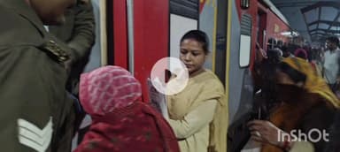 हरदोई: हरदोई रेलवे स्टेशन पर जीआरपी कर्मियों ने दिखाई संवेदनशीलता, वृद्ध महिलाओं की मदद के लिए आगे आए