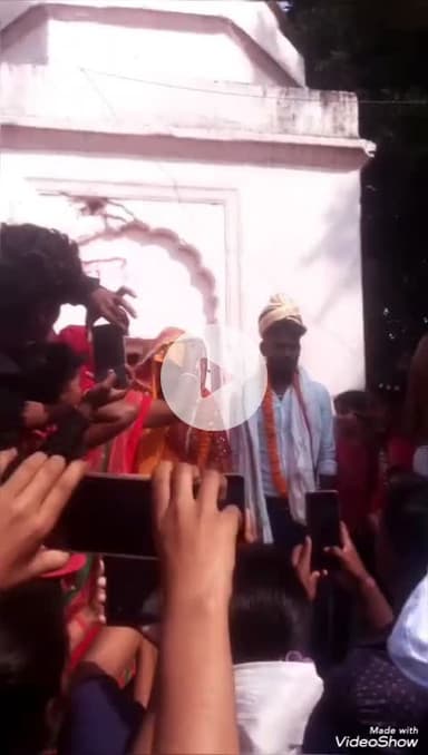 मिर्ज़ापुर: डिंगुरपट्टी गांव स्थित मंदिर में प्रेमी युगल ने रचाई शादी, चर्चा का विषय बनी, लड़की के परिवार वालों ने जताई आपत्ति