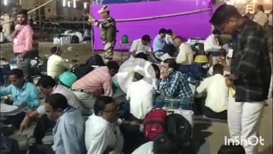 आरा: भोजपुर में मतदान संपन्न होने के बाद ईवीएम जमा करने को लेकर बाजार समिति में लगी भीड़, डीएम व एसपी रहे मौजूद