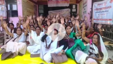 नौतनवा: रतनपुर सीएचसी पर आठ सूत्रीय मांगों को लेकर आशा बहुओं ने धरना दिया