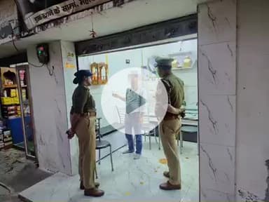 बीसलपुर: न्यूरिया कस्बे में सहायक पुलिस अधीक्षक ने की पैदल गश्त, व्यापारियों को कैमरे प्रतिष्ठा के बाहर लगवाने के निर्देश दिए