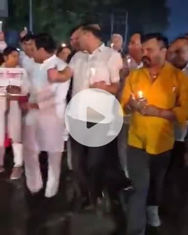 जगाधरी: नेहरू पार्क से कांग्रेस कार्यकर्ताओं ने 'वोट चोर गद्दी छोड़' के नारे लगाते हुए निकाला कैंडल मार्च
