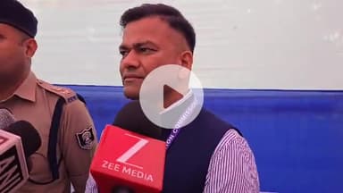 बेगूसराय: बेगूसराय के आयुर्वेदिक कॉलेज में डीएम तुषार सिंगला ने किया मतदान, दी जानकारी