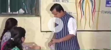 पटना ग्रामीण: मंत्री नितिन नबीन पत्नी के साथ मिलर हाई स्कूल पहुंचे, किया मतदान