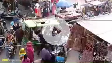 हाथरस: रामलीला ग्राउंड में कहांसुनी के बाद ई-रिक्शा चालक और राहगीर के बीच खींचातानी, चालक का गला घोटने का प्रयास, वीडियो वायरल