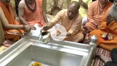 सीएम योगी ने बाबा काल भैरव और बाबा विश्वनाथ का किया दर्शन, बनारस रेलवे स्टेशन पर तैयारियों का किया निरीक्षण