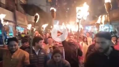 टिहरी: CHC चंबा में स्वास्थ्य सुविधाओं में सुधार की मांग को लेकर निकला मशाल जुलूस, शासन-प्रशासन से मांगों को पूरा करने की अपील