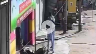 झांसी: नंदनपुर के पास नारायण गार्डन के मालिक ने एक शख्स की जूते से की पिटाई, वीडियो हुआ वायरल