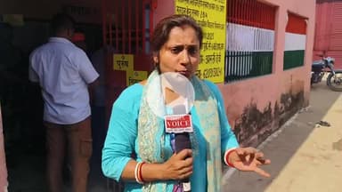 आरा: आरा के शिवगंज स्थित चरखाम्भा गली में पोलिंग बूथ पर मतदाताओं ने कड़ी सुरक्षा के बीच किया मतदान