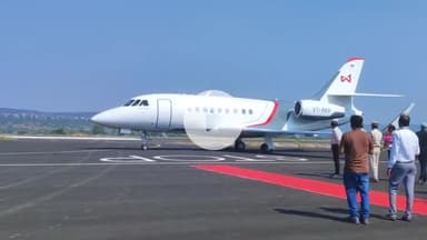 झालरापाटन: मुख्यमंत्री भजन लाल पहुंचे झालावाड़ के कोलाना एयरपोर्ट, भाजपा नेताओं और DM, SP ने की अगुवानी