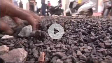 ग्वालियर गिर्द: ग्वालियर में घटिया सड़क का कमाल! दो दिन में ही उखड़ गया डामर