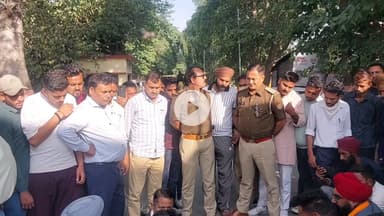 पूरनपुर: मंडी समिति में किसानों से अवैध वसूली पर हंगामा, भाकियू ने गेट बंद कर किया विरोध प्रदर्शन