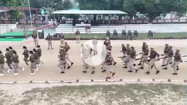 इटावा: रिजर्व पुलिस लाइन में वरिष्ठ पुलिस अधीक्षक ने ली परेड की सलामी, फिटनेस और अनुशासन पर दिया जोर