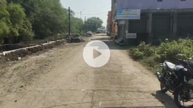 बीना: लोक सेवा केंद्र के सामने अधूरे रोड निर्माण के विरोध में लोगों ने सौंपा ज्ञापन, स्थानीय लोग रहे मौजूद