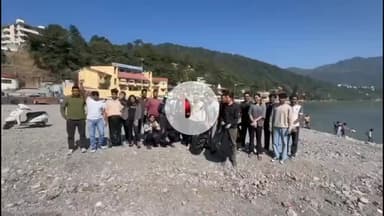 टिहरी: गंगा नदी के समस्त पुट-इन, पुल-आउट पॉइंट शिवपुरी, ब्रह्मपुरी, नीम बीच मुनि की रेती में चलाया गया स्वच्छता अभियान