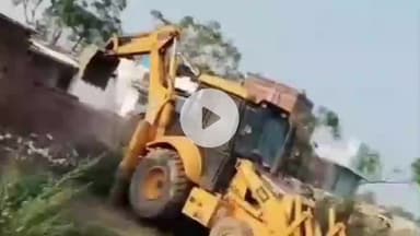 झांसी: नगरिया कुआं के पास सरकारी जमीन पर बने मकानों को बुलडोजर से हटाया गया