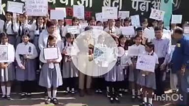 बांदा: D.R पब्लिक इंटर कॉलेज की छात्राओं ने नुक्कड़ नाटक के माध्यम से यातायात नियमों के प्रति आम जनमानस को जागरूक किया