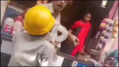 इटावा: कोतवाली इलाके के उर्दू मोहल्ला में बकाया बिजली बिल को लेकर बकायेदार और लाइनमैन के बीच हुई कहासुनी, लाइनमैन ने लगाया आरोप