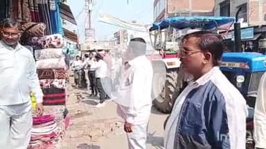 भोगनीपुर: पुखरायां कस्बे में मुख्य मार्ग के दोनों ओर पीडब्लूडी, राजस्व, नगर पालिका की टीम ने नाप लगाए निशान, कस्बेवासी हुए सशंकित