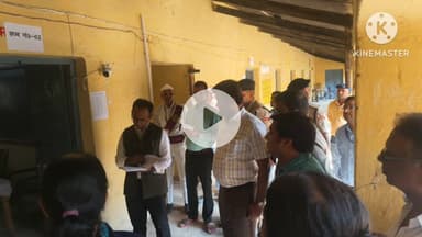 नवादा: जिला निर्वाची पदाधिकारी सह जिला पदाधिकारी ने मतदान केंद्र पर मतदाताओं को मिलने वाली सुविधाओं का लिया जायजा