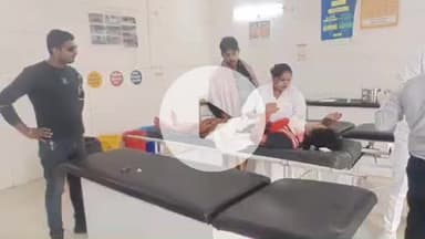 इटावा: पक्का बाग हाईवे पर सड़क दुर्घटनाओं में घायल आशा कर्मी को तड़पता देख लेखपाल ने कार से पहुंचाया अस्पताल, भर्ती