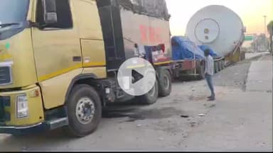 कोईलवर: कुलहड़िया टोल प्लाजा के पास खड़ी 144 चक्कों की विशाल गाड़ी, रास्ते के सर्वे में निकले चालक और सुपरवाइजर