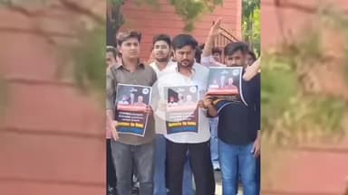 અમદાવાદ શહેર: વોટ ચોરી મુદ્દે NSUIનો ગુજરાત યુનિ. ગેટ પાસે વિરોધ:ઇલેક્શન કમિશન વોટર લિસ્ટમાં ગોટાળો કરતા હોવાનો આક્ષેપ