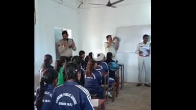 शिवपुरी: अमोला पुलिस ने छात्र-छात्राओं को दिए सुरक्षा टिप्स, थाना प्रभारी ने हेल्पलाइन नंबर साझा किया