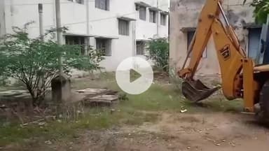 சாத்தான்குளம்: சாத்தான்குளம் யூனியன் அலுவலகத்தில் உள்ள முள் செடிகள் அகற்றம்