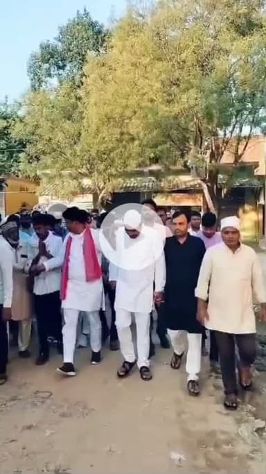 पट्टी: ग्राम सलाहपुर बंधवा बाजार में जिला पंचायत सदस्य जुबैद अहमद के पिताजी की इंतकाल पर अंतिम यात्रा में शामिल होकर शोक संवेदना व्यक्त किया।