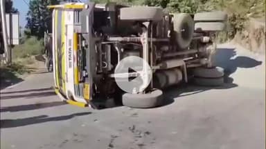 देहरादून: मसूरी–देहरादून मार्ग पर रेत से भरा डंपर पलटा, चालक बाल-बाल बचा