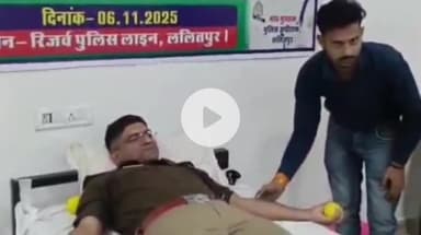 ललितपुर: पुलिस अधीक्षक ने राष्ट्रीय स्वैच्छिक रक्तदान शिविर का आयोजन किया, स्वयं रक्तदान कर लोगों को दिया संदेश
