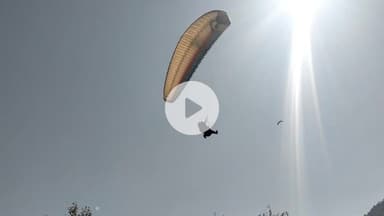 टिहरी: पर्यटन विभाग ने टिहरी झील में पैराग्लाइडिंग प्रदर्शन कार्यक्रम का आयोजन किया