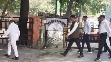 मैनपुरी: जिला मुख्यालय पर स्थित कार्यालयों का डीएम ने किया औचक निरीक्षण, गैर हाजिर कर्मचारियों से मांगा स्पष्टीकरण