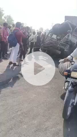जनपद भदोही में हुआ बड़ा दुर्घटना 
जिस्म की ट्रक चालक के मौके पर ही मौत हो गई और कंडक्टर बचा रहा आप देख रहे हैं कि ट्रक