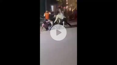 झांसी: अतिया तालाब के पास दो पक्षों के बीच सड़क किनारे जमकर हुई मारपीट, वीडियो हुआ वायरल