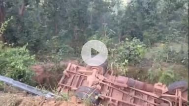 किस्को: बाहाबार घाटी में तेज रफ्तार ट्रक गिरा, चालक बाल-बाल बचा, मुखिया ने लापरवाह ड्राइविंग पर रोक लगाने की मांग की