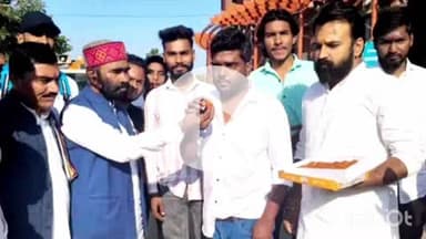 पुष्पराजगढ़: अमरकंटक में पुष्पराजगढ़ विधायक ने युवा कांग्रेस के नवनियुक्त जिलाध्यक्ष को मिठाई खिलाकर दी शुभकामना