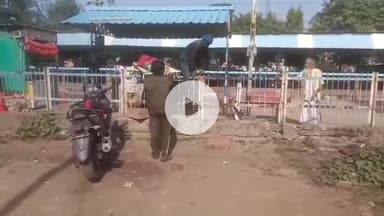 बीना: कामायनी एक्सप्रेस में मिला अज्ञात यात्री का शव, पुलिस ने बीना रेलवे स्टेशन पर शव को उतारा