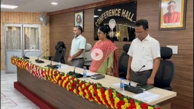 गिरिडीह: राष्ट्रीय गीत वंदे मातरम के 150 वर्ष पूरे होने पर समाहरणालय में किया गया गायन