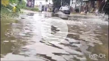 மேலூர்: மேலூரில் முழு கொள்ளளவை எட்டிய உடைப்பு ஏற்பட்ட கன்மாய் சாலையில் மற்றும் குடியிருப்பு பகுதியில் பெருக்கெடுத்து ஓடும் தண்ணீர்