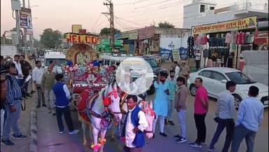 नीम का थाना: नीमकाथाना में पुलिस उप अधीक्षक अनुज डाल को अनोखे अंदाज में विदाई दी गई ।


#Neemkathana #Police 
#Breakingnews